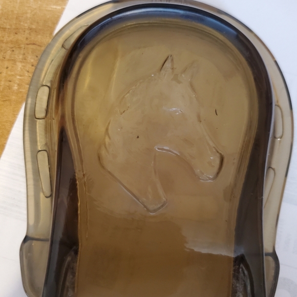 AVON VINTAGE COLLECTIBLE HORSESHOE AMBER GLASS. 70/80S ashtray Trinket - Picture 5 of 6